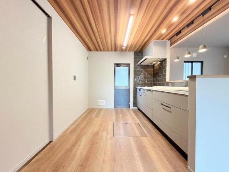 キッチン ●〇新しいキッチンは気分も上がり、家事も楽しくできそう。お手伝いをしてくれるお子様と並んで立てるキッチンは、ご家族のコミュニケーションを育む場として活躍します。収納力が高い事も大事なポイントです〇● 