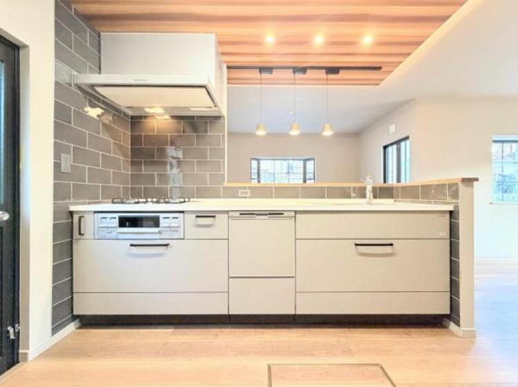 キッチン ●〇家族で並んでクッキング。皆でわいわい楽しく作るお料理は愛情たっぷりのごちそうに。キッチンで過ごす家族時間は大人になっても心に残る素敵なオンリーワンの思い出に。食後の片付けも苦にならない空間です〇● 