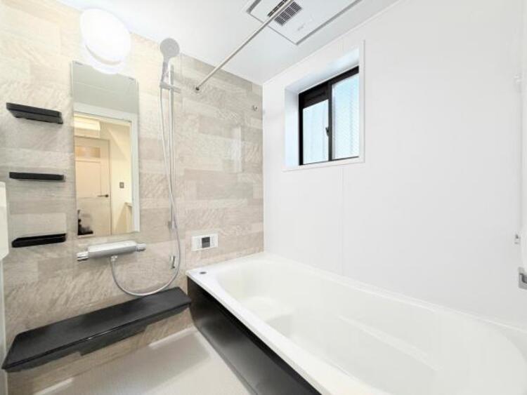 風呂 ●〇ユニットバスはゆったりとくつろげる1坪タイプ。足までしっかりと伸ばせる浴槽は心身ともにしっかりと疲れを癒してくれます。お子様と一緒の入浴でも充分な広さです。バスルームは疲れを癒すくつろぎの場所〇● 