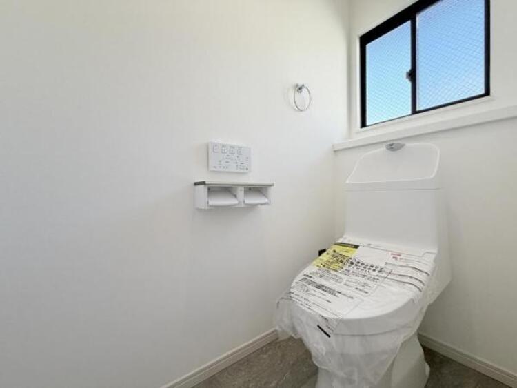 トイレ ●〇ゆとりをもった広さ、白ベースに清潔感ある空間です。もちろんウォシュレットも完備しております。小物を収納するスペースがあるのも良いですね。毎日頻繁に利用する大切な空間だからこそ、こだわりたいです〇● 