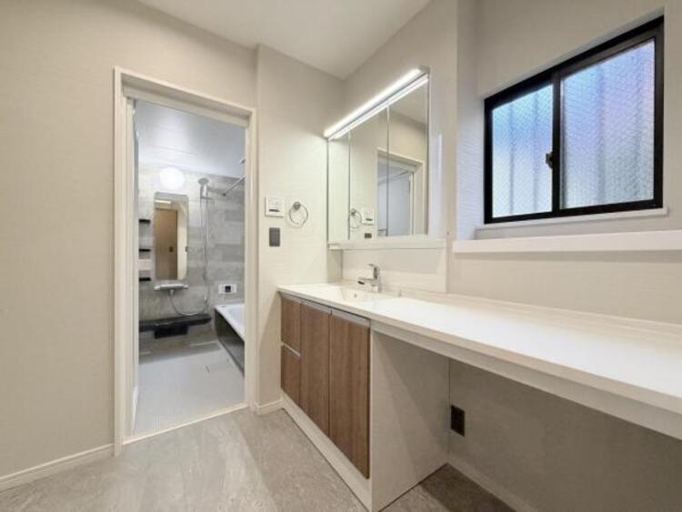 洗面 ●〇平日の朝であっても、落ち着きとくつろぎを感じられる。歯磨き粉が行方不明になるようなごちゃごちゃ感も解消。収納力の高い洗面所です。　コーディネートされた空間で気持ちよく身だしなみを整えられます　〇● 