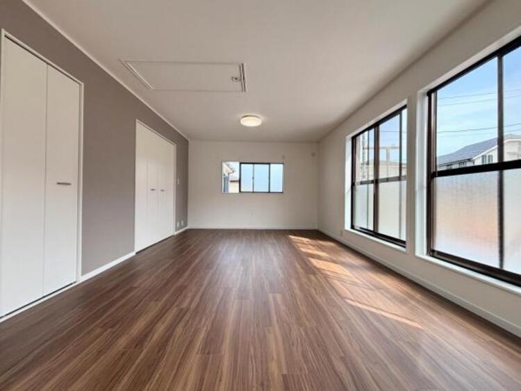 内装 ●〇2面採光でお部屋の隅々まで明るい印象の居室。バルコニーにも出られて、おひさまの光と爽やかな風をたっぷりと取り込めます。勉強やテレワーク中の方も簡単に気分転換。毎日の生活も自然と明るくなりそう　〇●