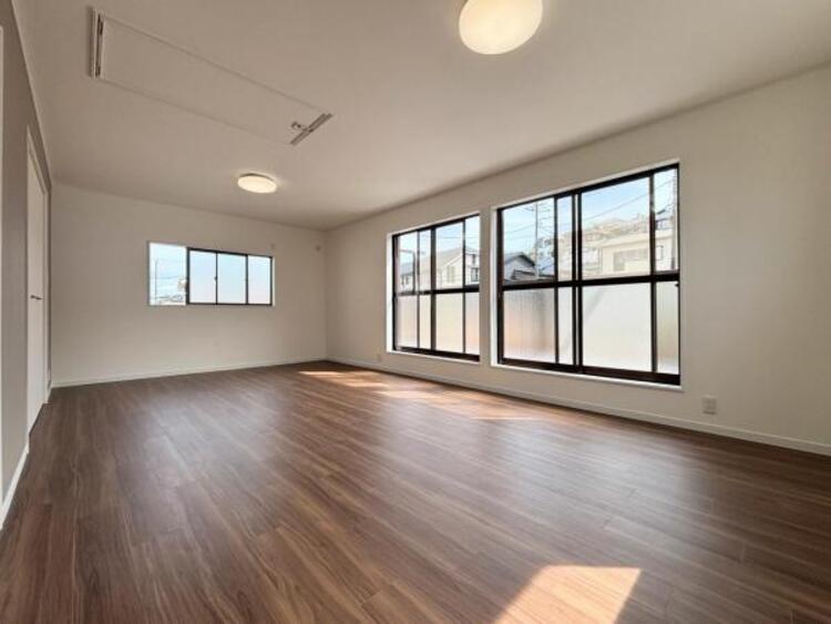 内装 ●〇2面採光でお部屋の隅々まで明るい印象の居室。バルコニーにも出られて、おひさまの光と爽やかな風をたっぷりと取り込めます。勉強やテレワーク中の方も簡単に気分転換。毎日の生活も自然と明るくなりそう　〇●