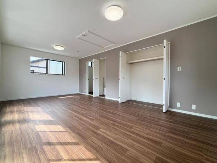 内装 ●〇全居室にクローゼットを完備！普段使いのお洋服や小物はもちろん、季節物のお洋服などもしっかりと整理整頓おしまい頂けます。整理整頓は床に物を置かない所から。居室空間をより広く隅々まで使用できます　〇●