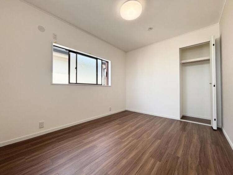 内装 ●〇全居室にクローゼットを完備！普段使いのお洋服や小物はもちろん、季節物のお洋服などもしっかりと整理整頓おしまい頂けます。整理整頓は床に物を置かない所から。居室空間をより広く隅々まで使用できます　〇●