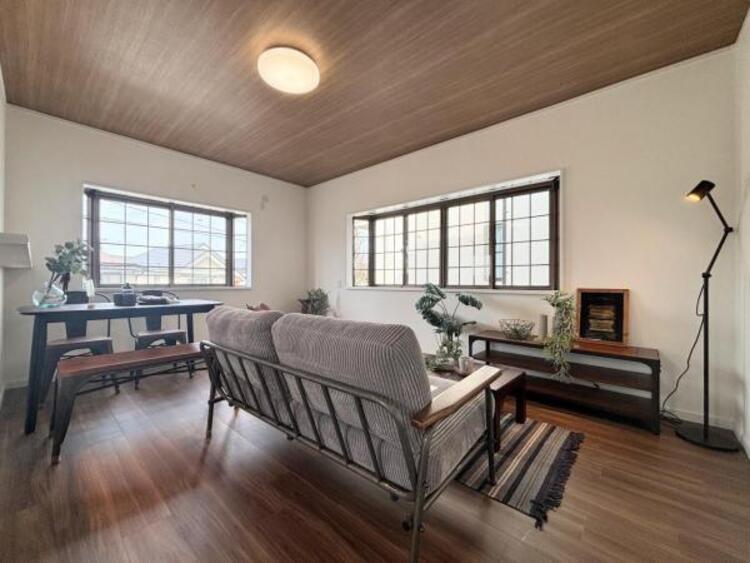 居間 ●〇一日の中で多くの時間を過ごす住まいだからこそ、いつも穏やかな空間であるように心掛けています。構成する建材などへの配慮が、住まう方の健康を守ります。小さなお子様がいるご家庭でも安心です〇●