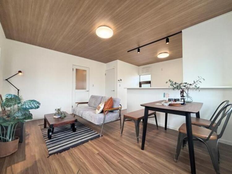 居間 ●〇家族と過ごすひと時を溢れる光が優しく包み込むリビングダイニング。家族とともに心穏やかに過ごすひととき。家族との時間、自分の時間を大切にできる空間がここにあります。LDKで過ごす時間は大事です〇●