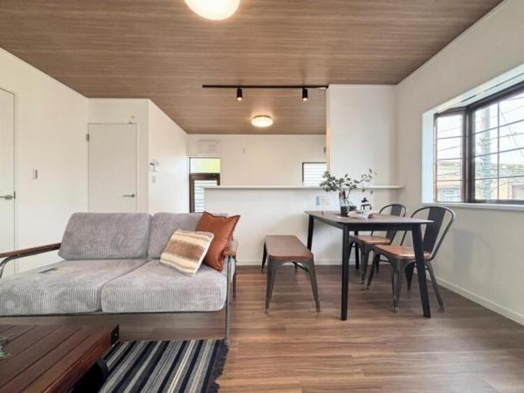 居間 ●〇オープンでのびやかな空間を生み出す、こだわりの広がりとゆとり。家族と過ごす時間を大切にしたい方にぴったりの明るくゆとりある住空間です。南側の窓からの日差しがリビングの中までしっかりと届きます〇●