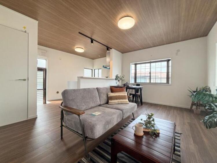 居間 ●〇家族の思いを抱きながら、平和であることに感謝したくなる悠久の時。あたかかく感じるのは、陽当りだけではなかった！広く和やかに暮らせる空間と家族の存在が胸にジーンと響きわたる。理想の住まいがここに〇●