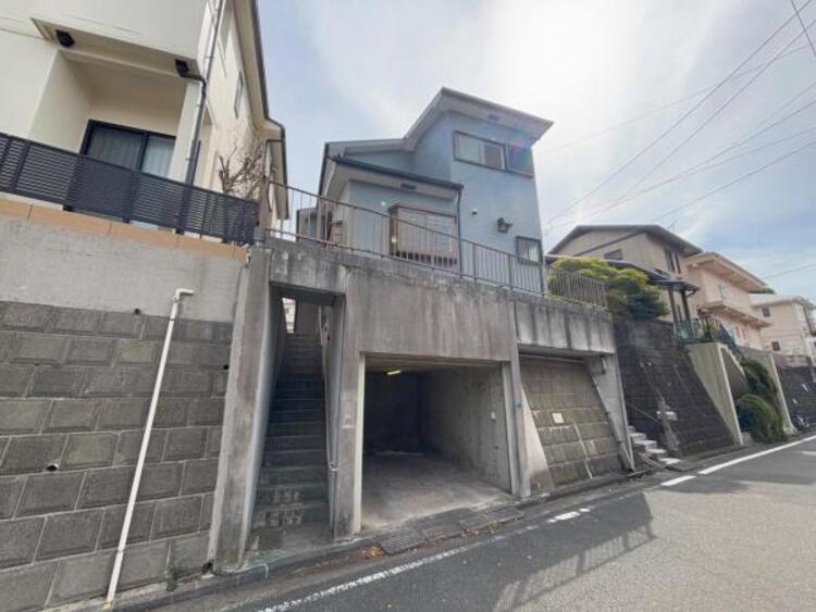 外観 ●〇ここから始まる「日常」はご家族にとってかけがえのない時間となります。少しでも豊かに、快適に。そんな想いから本邸宅は生まれました。周辺には利便性の高い施設や緑にあふれ、永住の地に相応しい環境です〇●