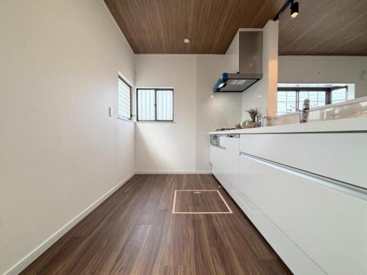 キッチン ●〇家族で並んでクッキング。皆でわいわい楽しく作るお料理は愛情たっぷりのごちそう。キッチンで過ごす家族時間は大人になっても心に残る素敵なオンリーワンの思い出に。食後の片付けも苦にならない空間です〇●