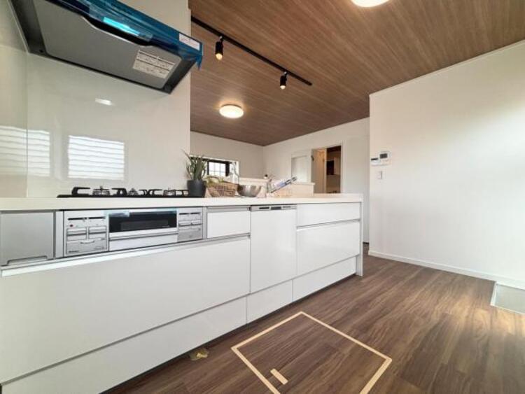 キッチン ●〇新しいキッチンは気分も上がり、家事も楽しくできそう。お手伝いをしてくれるお子様と並んで立てるキッチンは、ご家族のコミュニケーションを育む場として活躍します。収納力が高い事も大事なポイントです〇●