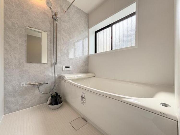 風呂 ●〇ユニットバスはゆったりとくつろげる1坪タイプ。足までしっかりと伸ばせる浴槽は心身ともにしっかりと疲れを癒してくれます。お子様と一緒の入浴でも充分な広さです。バスルームは疲れを癒すくつろぎの場所〇●