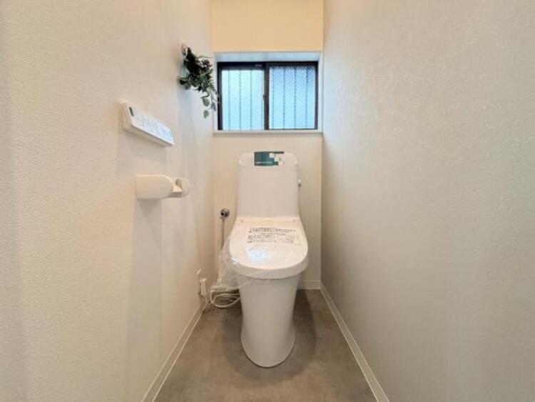 トイレ ●〇ゆとりをもった広さ、白ベースに清潔感ある空間です。もちろんウォシュレットも完備しております。小物を収納するスペースがあるのも良いですね。毎日頻繁に利用する大切な空間だからこそ、こだわりたいです〇●