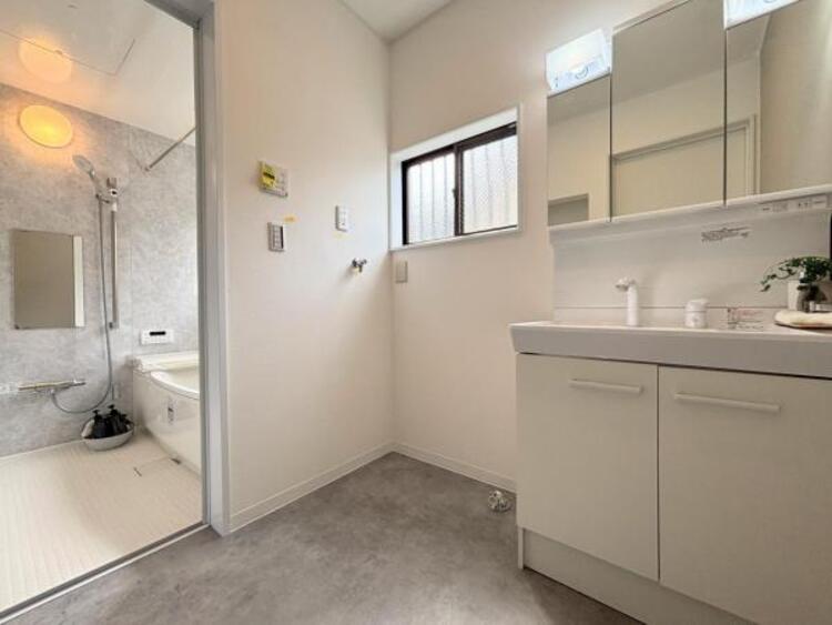 洗面 ●〇平日の朝であっても、落ち着きとくつろぎを感じられる。歯磨き粉が行方不明になるようなごちゃごちゃ感も解消。収納力の高い洗面所です。　コーディネートされた空間で気持ちよく身だしなみを整えられます　〇●