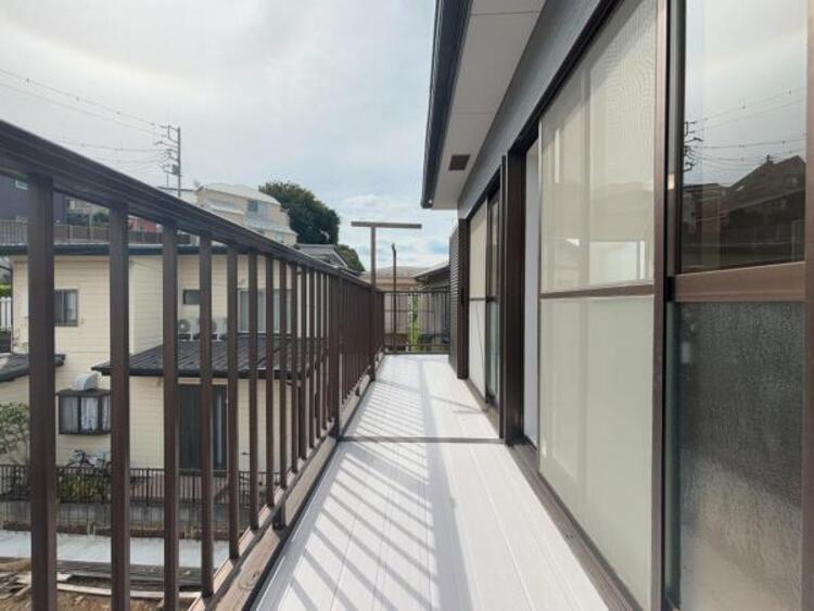 バルコニー ●〇広いバルコニーは、暮らしの中での光と風を演出してくれています。見事なまでの開放的な空間をお楽しみください。涼しい季節はバルコニーで語らったり少しお酒を飲んだり。癒しのスペースとして重宝できます〇●