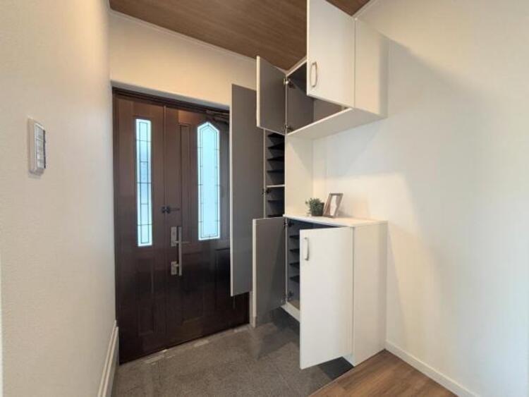 その他 ●〇住まいの第一印象を決める玄関スペース。収納力が高い下足入れを設置しており、高級感と清潔感を演出しました。小窓からの採光で明るい設計です。気持ちの良い気分でお出かけする事ができ、帰宅時も良い気分〇●