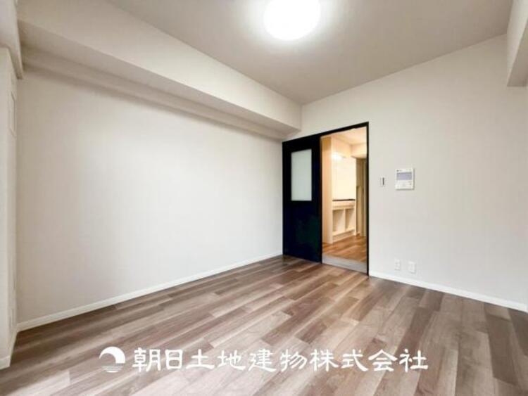 居間 【リビング】開放的で明るい空間が広がるLDK。リビングには暖かな太陽が降り注ぎ、爽やかな住空間です。お友達を呼んでお茶をしたり、一緒に料理を楽しみながら楽しい時間を。