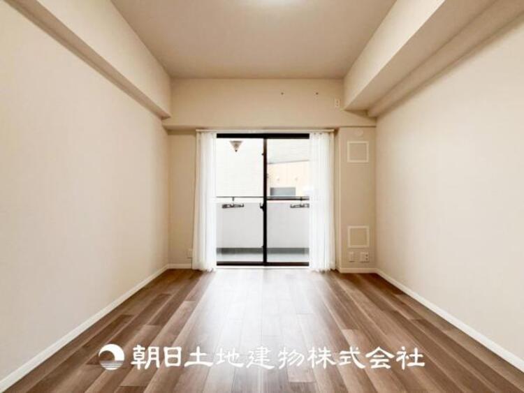 居間 【ダイニング】温かい色合いのフローリングと清々しい爽やかなクロスが明るい空間を創り出しているダイニングキッチン。ゆっくりと過ごす空間に相応しく、ここで楽しむ時間が家族や友人との絆をより深めてくれそうです。