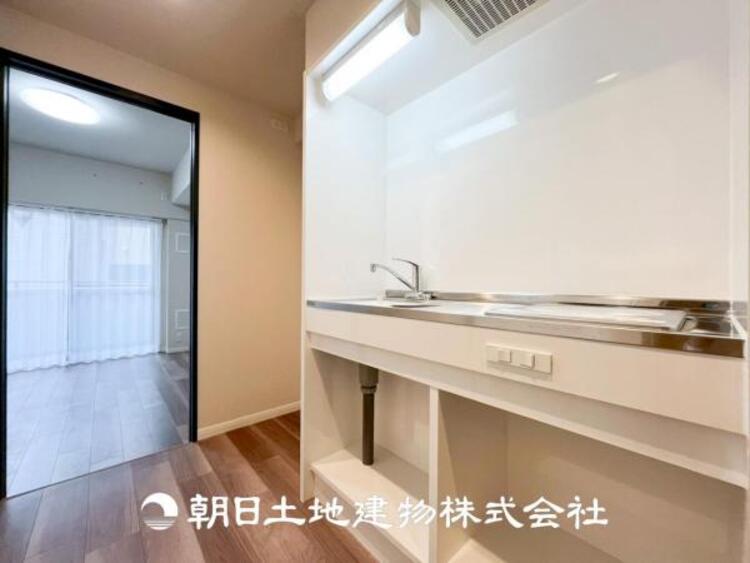 キッチン 【キッチン】仲良しなご夫婦、お子様、みんなでお料理ができる程の贅沢なスペースを実現したキッチンとなっております。みんなで作った料理を召し上がりながらの会話は盛り上がること間違いなしです。