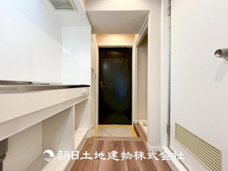 キッチン 【キッチン】仲良しなご夫婦、お子様、みんなでお料理ができる程の贅沢なスペースを実現したキッチンとなっております。みんなで作った料理を召し上がりながらの会話は盛り上がること間違いなしです。