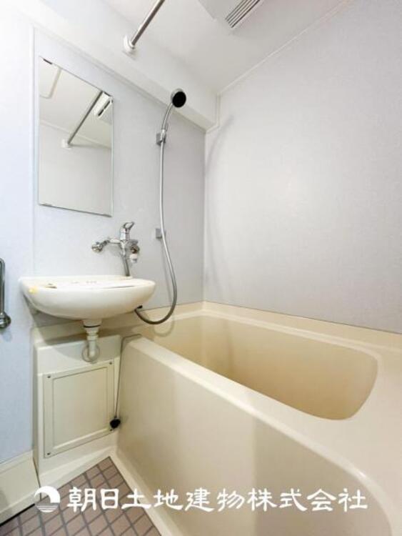 風呂 【浴室】上品な色合いが魅力のバスルームは、ほっと落ち着く空間を作り出しています。広々とした浴槽で体を癒やしながら、疲れを取り除けるような仕様です。お子様と一緒に楽しく入るのもいいですね。