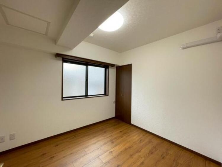 内装 落ち着いた色合いに優しく包まれる、安らぎの洋室です（約4.7帖）