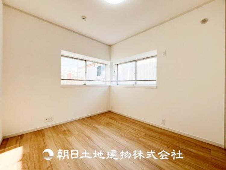 内装 【居室】爽やかな空間演出とセンス良く纏められた室内は良質な寛ぎ空間。そこで暮らす大切な人達のことを考え造りこんだ空間は日々の生活に安らぎを与えてくれます。