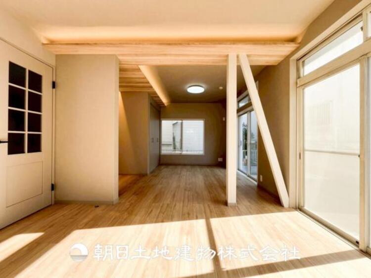 居間 【リビング】1日の中で最も長い時間を過ごすことになるリビングだからこそ、いつも笑顔があふれる空間であるように。広々とした空間から幸せな未来を。1日の中で最も長い時間を過ごすリビングは、笑顔があふれる空間です。広々とした空間から幸せな未来を。