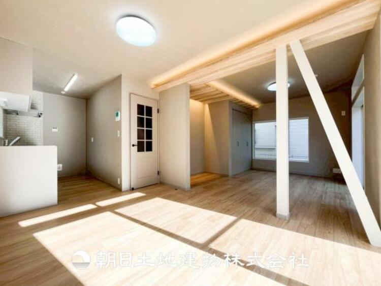 居間 【ダイニング】温かい色合いのフローリングと清々しい爽やかなクロスが明るい空間を創り出しているダイニングキッチン。ゆっくりと過ごす空間に相応しく、ここで楽しむ時間が家族や友人との絆をより深めてくれそうです。