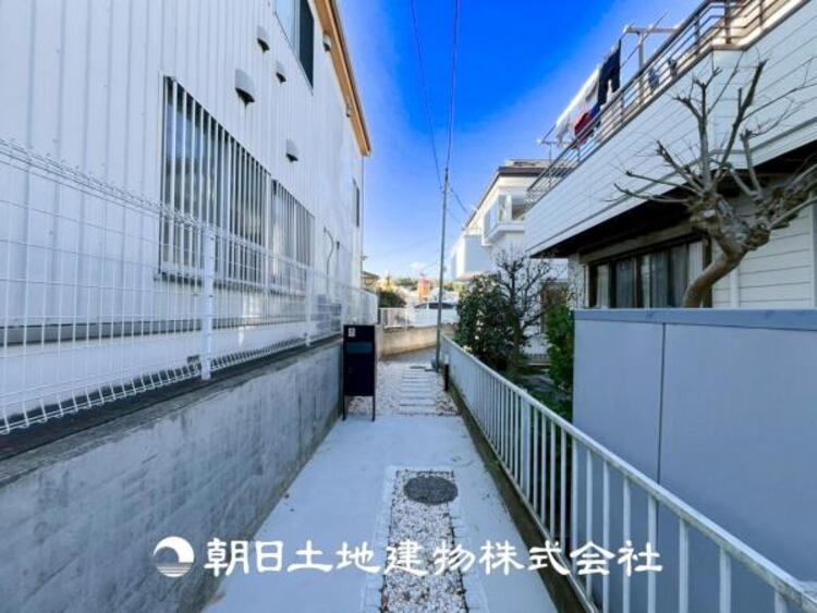 外観 【外観写真】表現された空間はたくさんの光を浴び、風を感じ、暮らしの時間を豊かにしてくれます。デザインされた空間と競い合うかのような充実した建物と共に大切な家族の思い出を刻んでいきます。