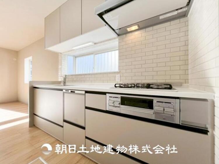 キッチン 【キッチン】仲良しなご夫婦、お子様、みんなでお料理ができる程の贅沢なスペースを実現したキッチンとなっております。みんなで作った料理を召し上がりながらの会話は盛り上がること間違いなしです。