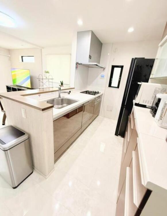 キッチン ●〇新しいキッチンは気分も上がり、家事も楽しくできそう。お手伝いをしてくれるお子様と並んで立てるキッチンは、ご家族のコミュニケーションを育む場として活躍します。収納力が高い事も大事なポイントです〇●