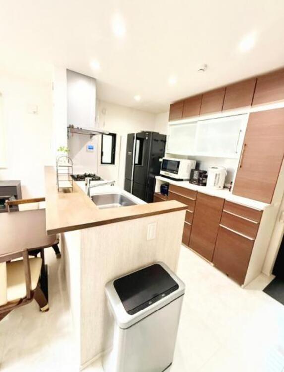 キッチン ●〇家族で並んでクッキング。皆でわいわい楽しく作るお料理は愛情たっぷりのごちそうに。キッチンで過ごす家族時間は大人になっても心に残る素敵なオンリーワンの思い出に。食後の片付けも苦にならない空間です〇●