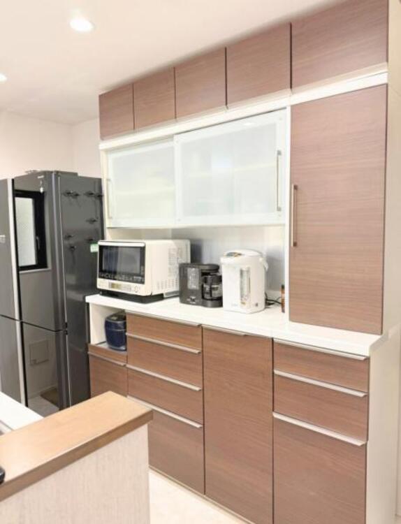 キッチン ●〇リビングを見渡せるカウンターキッチンでお子様の様子を伺いながら食事の支度が出来ます。最近はリビングで勉強するお子様も増えてきています。家族の気配を感じられる、そんな空間を演出できるキッチンです〇●