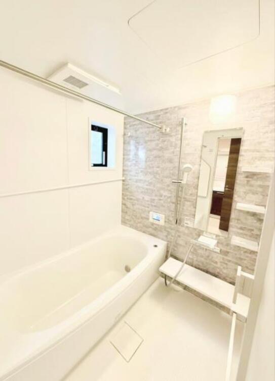 風呂 ●〇ユニットバスはゆったりとくつろげる1坪タイプ。足までしっかりと伸ばせる浴槽は心身ともにしっかりと疲れを癒してくれます。お子様と一緒の入浴でも充分な広さです。バスルームは疲れを癒すくつろぎの場所〇●