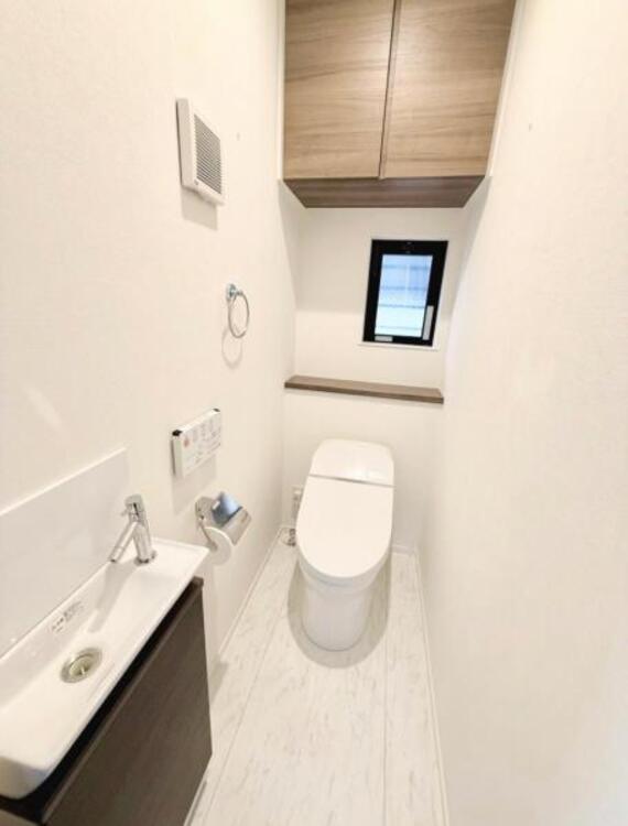 トイレ ●〇ゆとりをもった広さ、白ベースに清潔感ある空間です。もちろんウォシュレットも完備しております。小物を収納するスペースがあるのも良いですね。毎日頻繁に利用する大切な空間だからこそ、こだわりたいです〇●