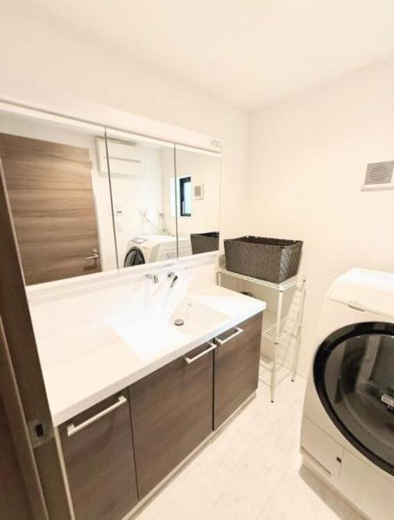 洗面 ●〇平日の朝であっても、落ち着きとくつろぎを感じられる。歯磨き粉が行方不明になるようなごちゃごちゃ感も解消。収納力の高い洗面所です。　コーディネートされた空間で気持ちよく身だしなみを整えられます　〇●