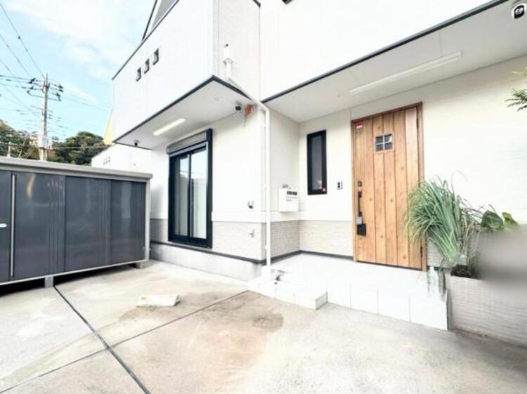 その他 ●〇お客様を迎える玄関は落ち着いた雰囲気。帰る度に洗練されたテイストの空間に迎えられ誇りと喜びを感じる玄関まわりです。そんな安らぎに満ちた生活空間を予感させる生活イメージが湧き出てきそうな物件です〇●