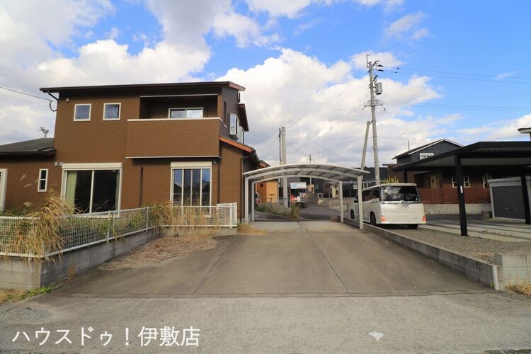 その他 【駐車場】普通車3台可能！1台分はカーポート付き！