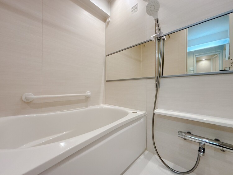 風呂 一日の疲れを癒すバスルームは、心地よいリラックスを叶える清潔感溢れる空間です。