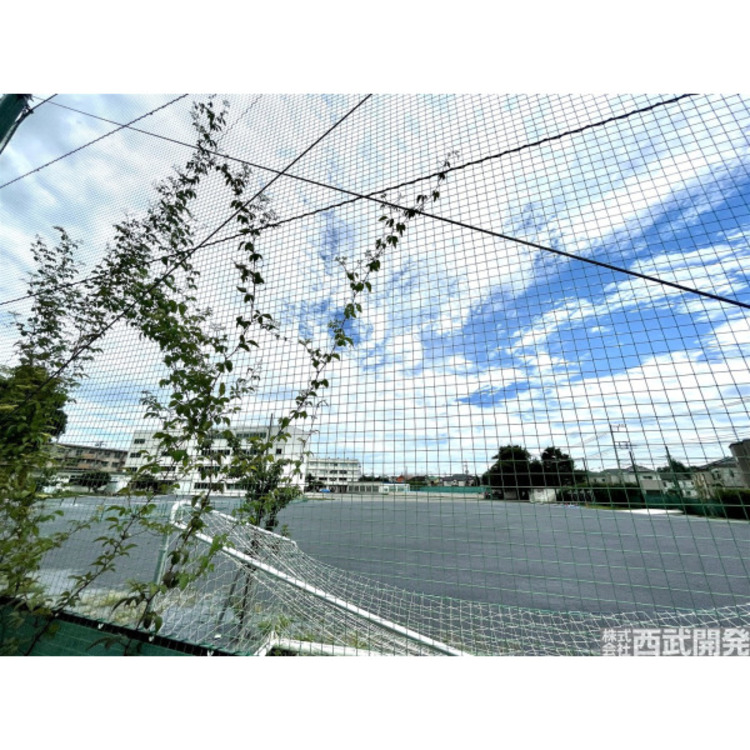 周辺 東中学校(約650m)