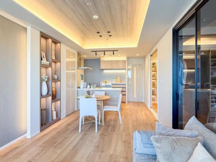 居間 【家具・小物は販売価格に含まれません】家族の暮らしを足元からポカポカと暖めてくれる床暖房。エアコンとは異なり、お部屋そのものが暖まるような感覚です。身体だけではなく、ご家族の心まで温めてくれる設備です。