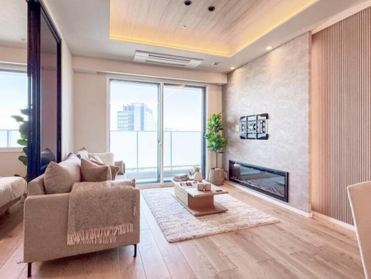 居間 【家具・小物は販売価格に含まれません】ソファーやダイニングテーブルを置いてもゆとりあるＬＤＫ。家族みなさんで寛げる空間をぜひ現地で体感してみてください。