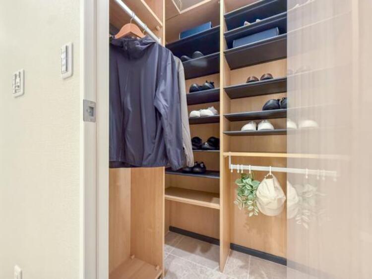 収納 【家具・小物は販売価格に含まれません】収納スペースを広く設けていますので、たくさんある靴もすべて収納していただけます。