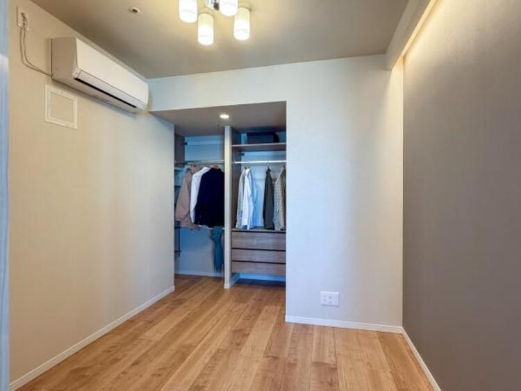 内装 【家具・小物（調度品）は販売価格に含まれません】居室には収納スペースが豊富なため、シンプルですっきりとした暮らしが実現できます。