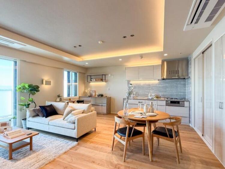 居間 【家具・小物（調度品）は販売価格に含まれません】くつろげるリビングは話に夢中になりすぎて、ついつい時間を忘れてしまう。そんな束の間の幸せを感じさせてくれる場所です。