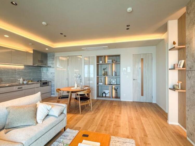 居間 【家具・小物（調度品）は販売価格に含まれません】ソファーやダイニングテーブルを置いてもゆとりのある広々リビングです。ご家族みなさんで寛げる空間をぜひ現地で体感してみてください。