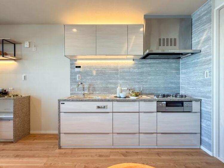 キッチン 広々としたキッチンで、家族みんなで料理を楽しめます。