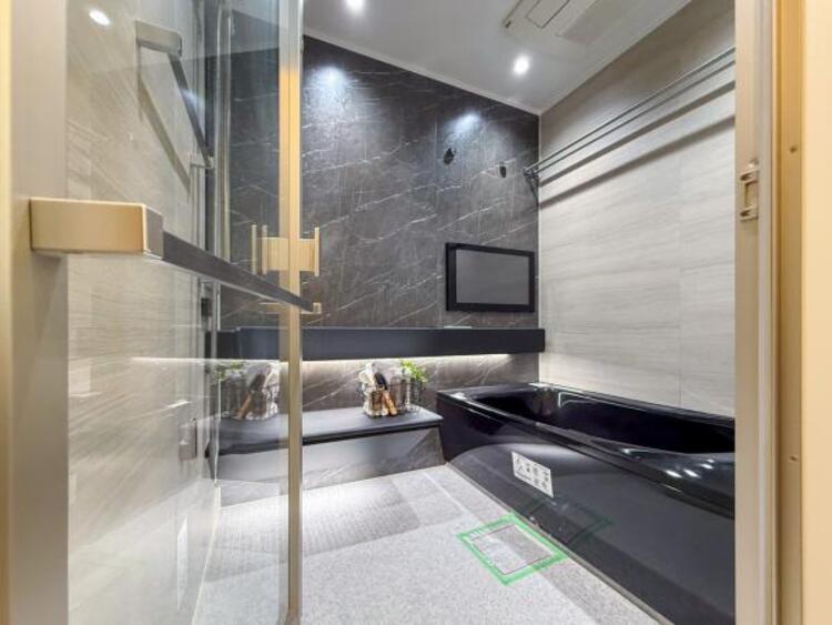 風呂 高級感を演出する内装の浴室は、心休まるくつろぎのスペースにも癒しのスペースにもなる空間です。